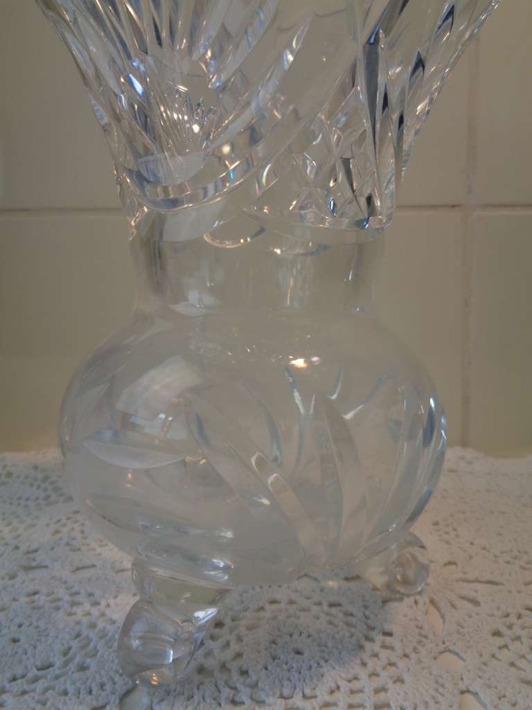 Elegante kristallen vaas op drie poten. De vaas werd vervaardigd rond 1950 of nog eerder, waarschijnlijk in Nederland. Ze is in goede conditie, puntgaaf