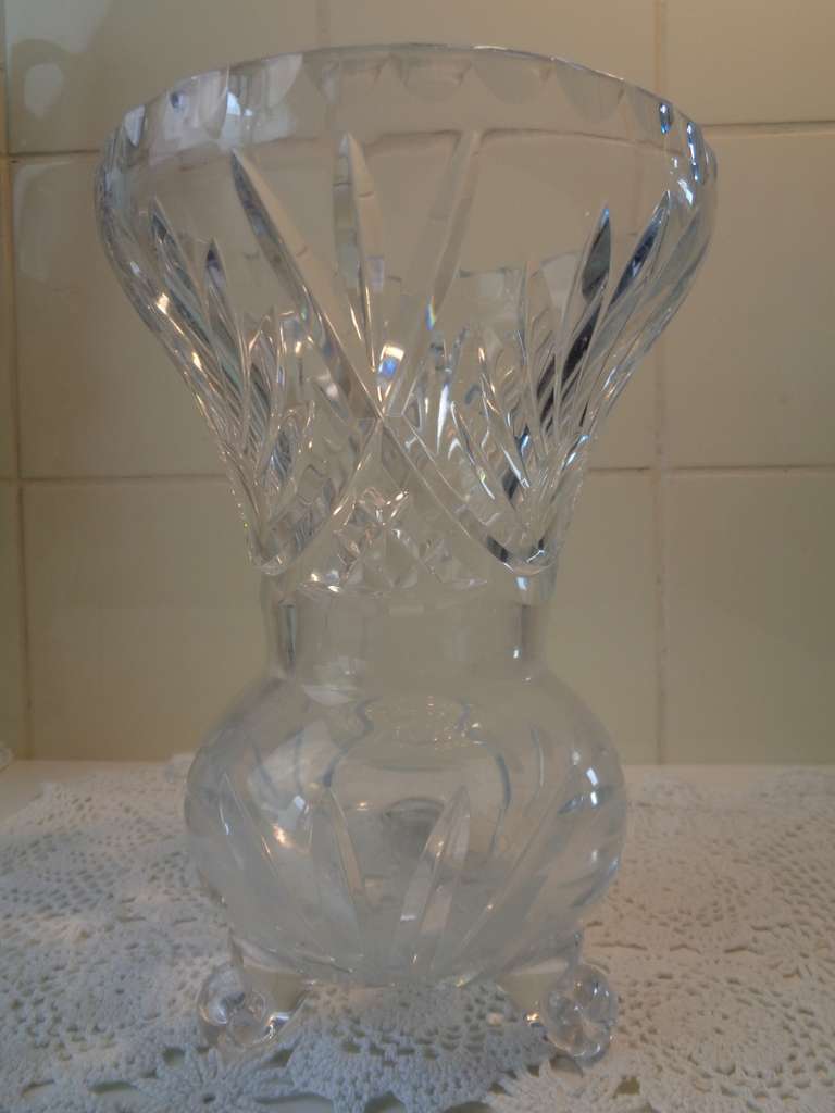 Elegante kristallen vaas op drie poten. De vaas werd vervaardigd rond 1950 of nog eerder, waarschijnlijk in Nederland. Ze is in goede conditie, puntgaaf