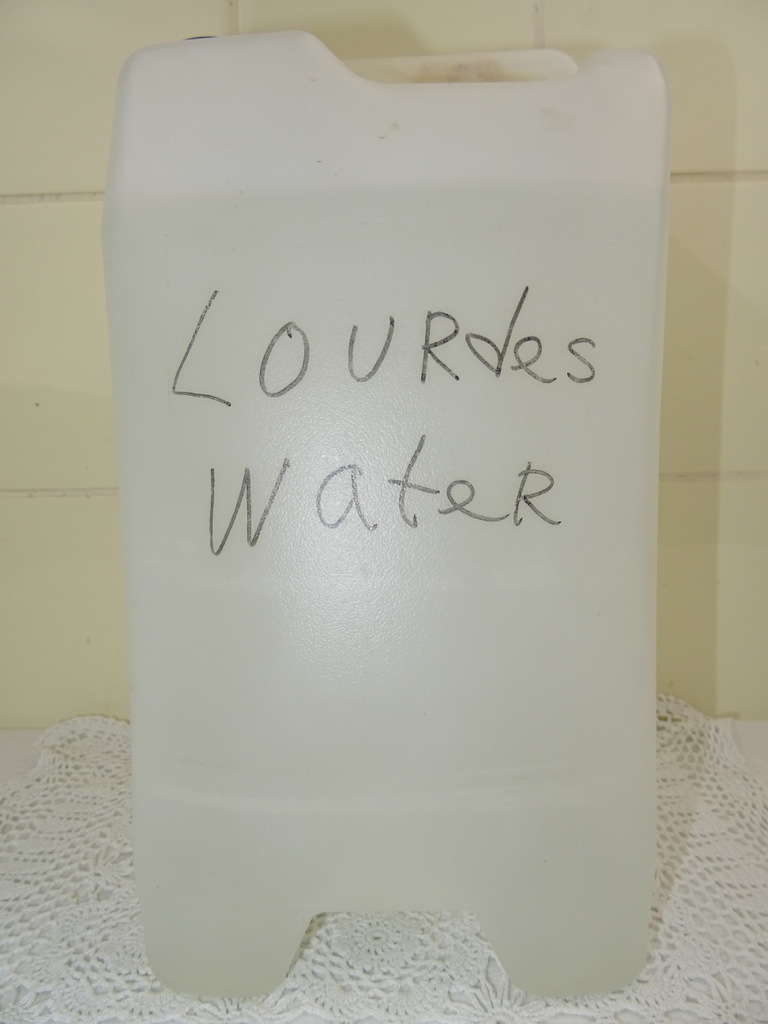 Vat met gezegend Lourdes water