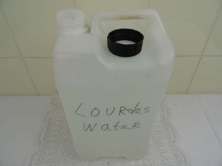 Vat met gezegend Lourdes water