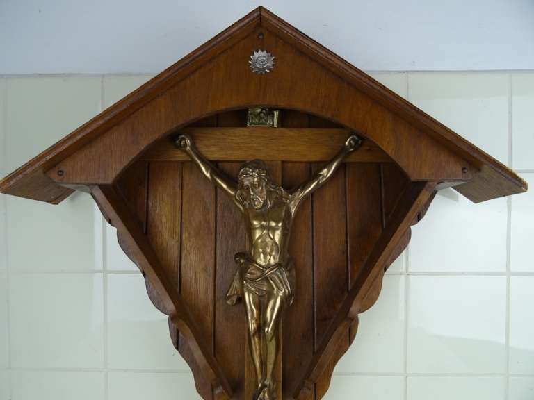 Bronzen kruisbeeld in houten kapelletje