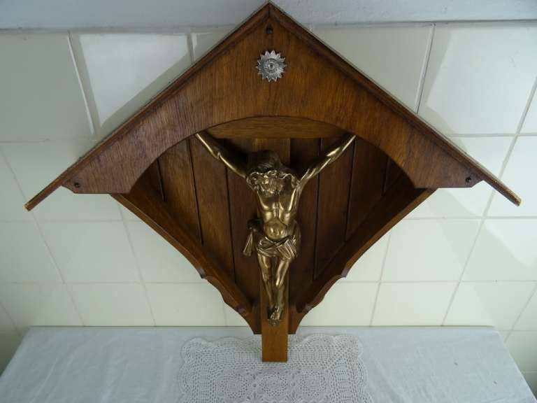 Bronzen kruisbeeld in houten kapelletje