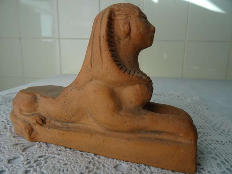 Vintage terracotta beeld Sphinx