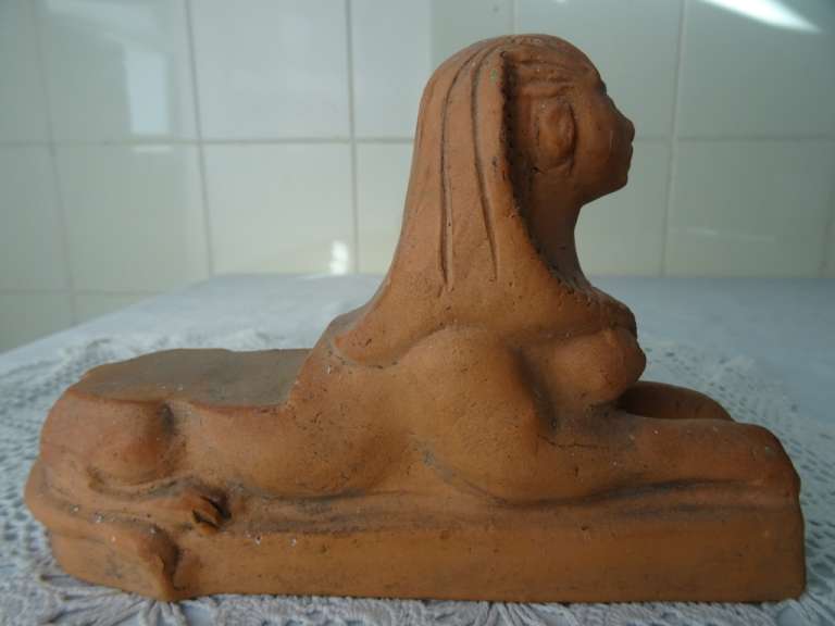 Vintage terracotta beeld Sphinx