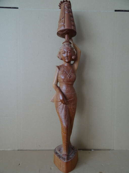 Beeld Indonesische vrouw met mand 59cm