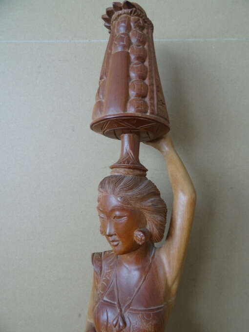 Beeld Indonesische vrouw met mand 59cm