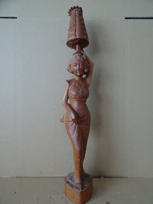 Beeld Indonesische vrouw met mand 59cm