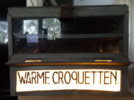 Vintage vitrine warme croquetten V. Rooy