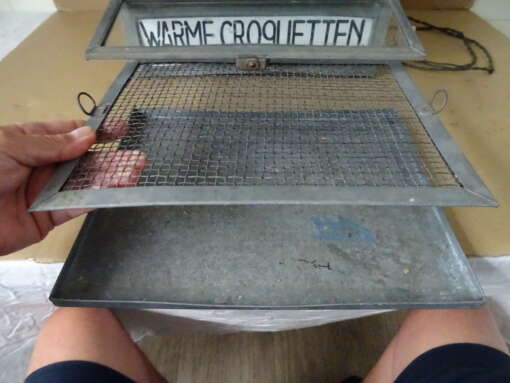 Vintage vitrine warme croquetten V. Rooy