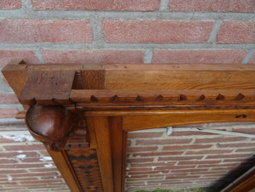 Antieke haardlijst met ingelegd hout