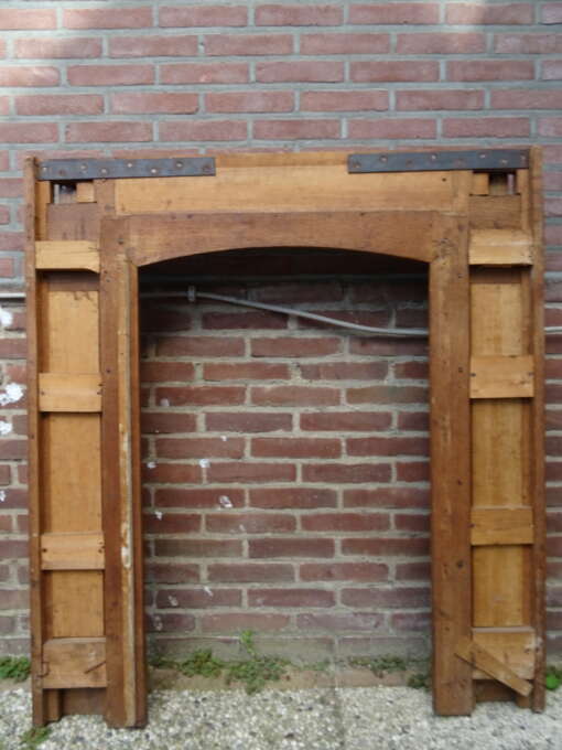 Antieke haardlijst met ingelegd hout