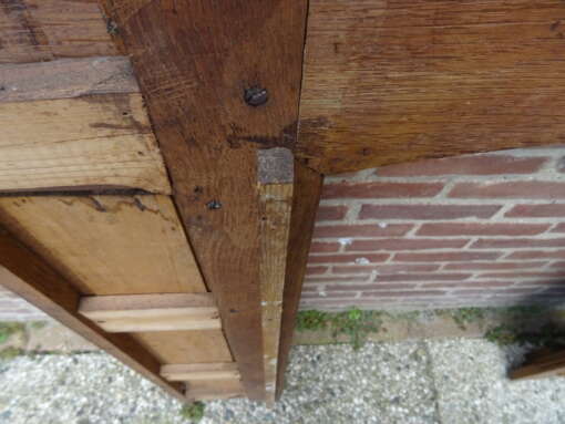 Antieke haardlijst met ingelegd hout