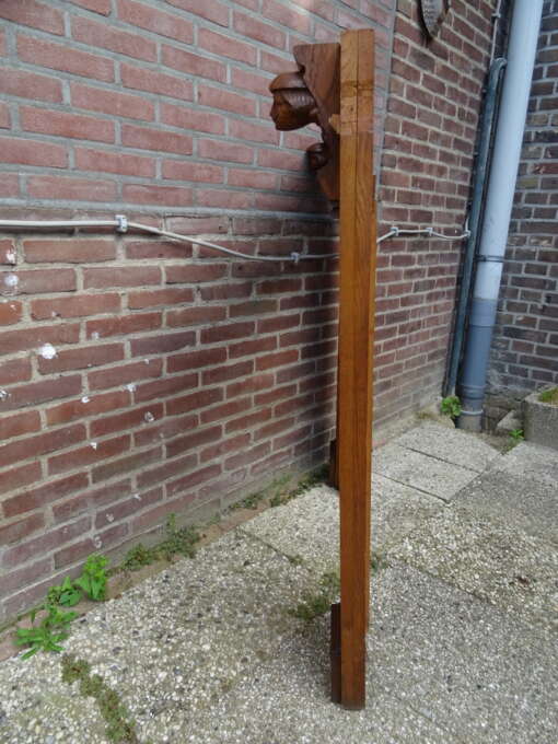 Antieke haardlijst met ingelegd hout