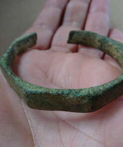 Bodemvondst middeleeuwen bronzen armband kind