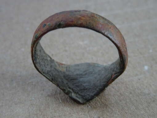 Bodemvondst middeleeuwen bronzen ring