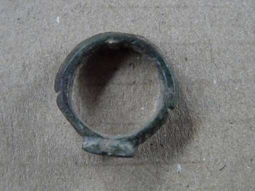 Bodemvondst middeleeuwen bronzen ring