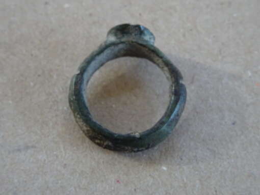 Bodemvondst middeleeuwse bronzen ring voor kind