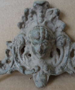 Bodemvondst bronzen kastbeslag16e eeuw