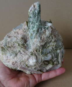 Bodemvondst enorme steen met kristal en groene mica